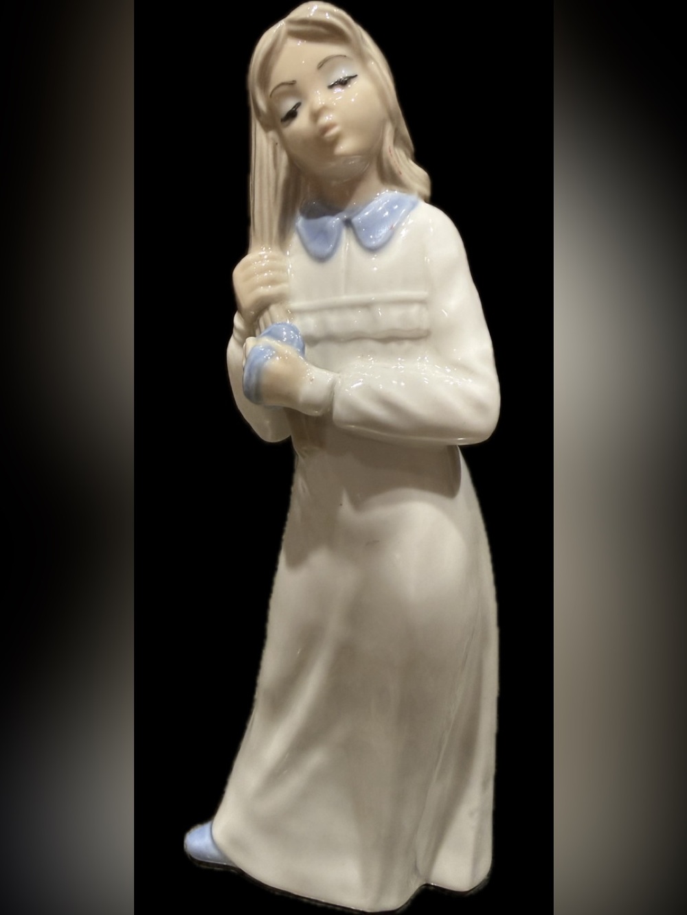 Tengra porcelain figurine "Girl Brushing Her Hair"  handcrafted Valencia, Spain.
